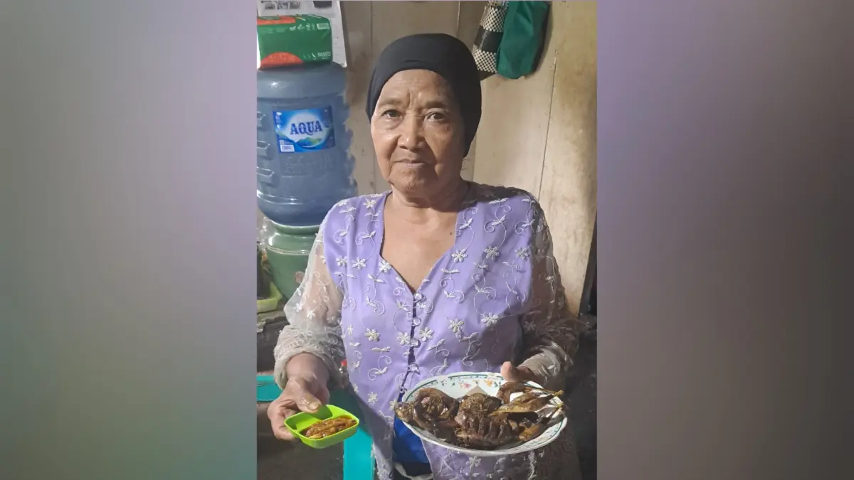 HAMPIR SETENGAH ABAD: Mbah Muntiah yang menjual masakan burung kowak dan kuntul goreng sambal hijau di warungnya.&nbsp;(Gamal A/Radar Lamongan) 