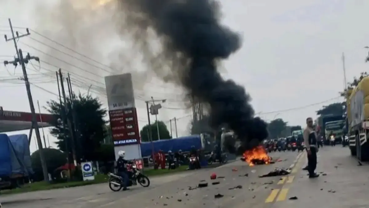 OLAH TKP : Anggota Unit Laka Satlantas Polres Grsik saat melakukan olah TKP Kecelakaan di depan SPBU Tebaloan, Jalan Raya Desa Tebaloan, Kecamatan Duduksampeyan, Gresik. (Istimewa/Radar Gresik)