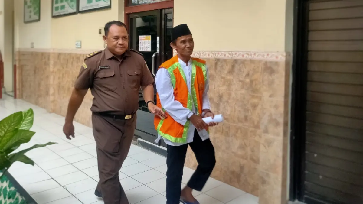 Terdakwa curanmor, Sucipto menjalani sidang di PN Lamongan. (AHMAD ASIP/RADAR LAMOMGAN)