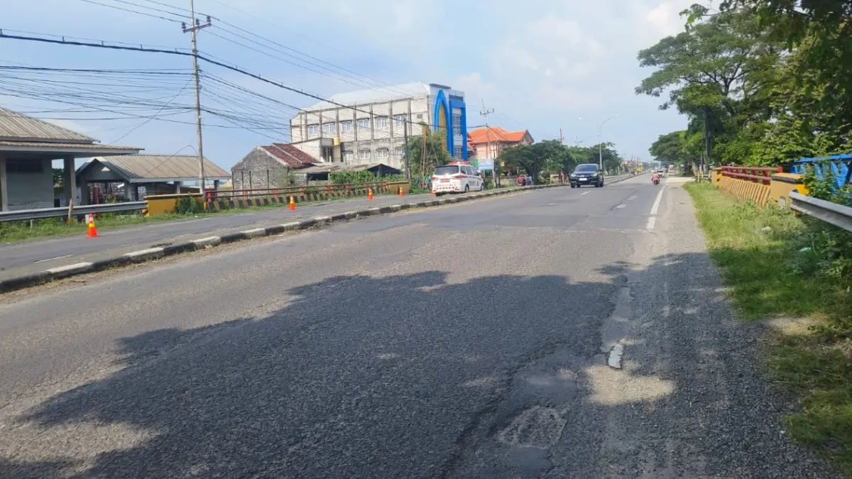 Titik jembatan nasional di Desa Kesambi, Kecamatan Pucuk rencana mulai dibongkar akhir pekan ini. (GAMAL AYATULLAH/RDR.LMG)