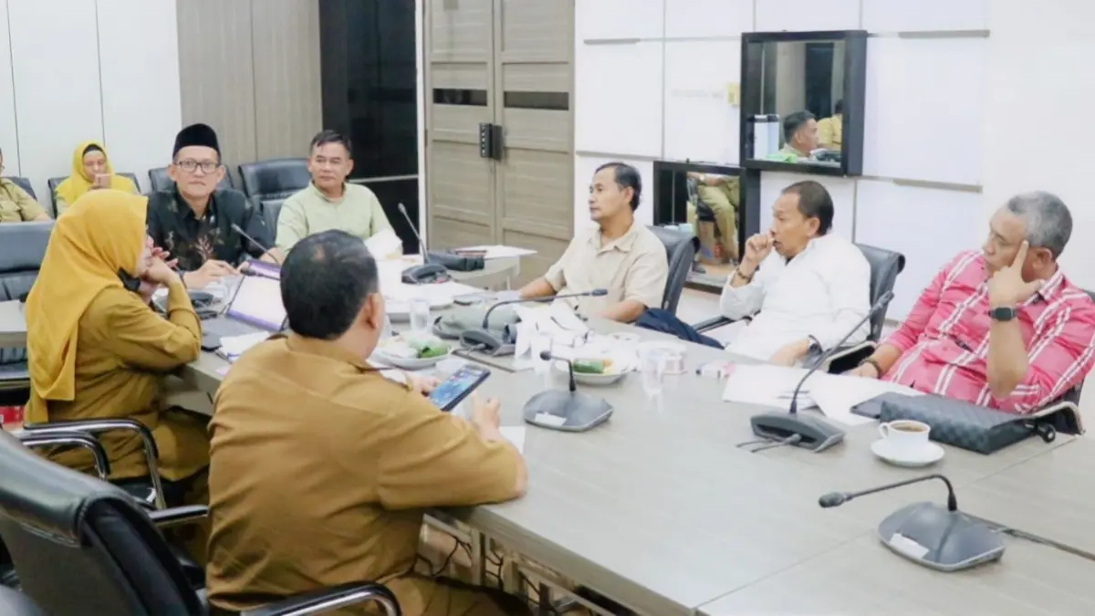 TREN POSITIF: Pansus Komisi III DPRD Kabupaten Gresik sedang membahas LKPJ 2025. (ISTIMEWA/RADAR LAMONGAN)