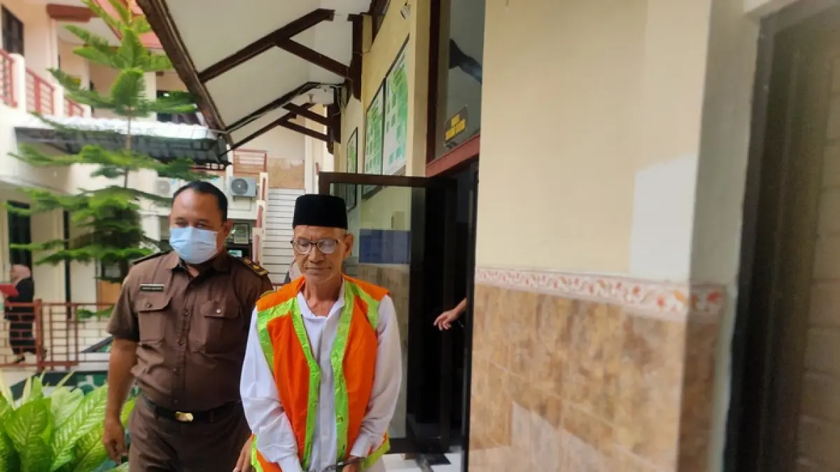 DIVONIS TUJUH BULAN: Kardjo menjalani persidangan di Pengadilan Negeri Lamongan terkait kasus penganiayaan.&nbsp;(Asip A/Radar Lamongan) 