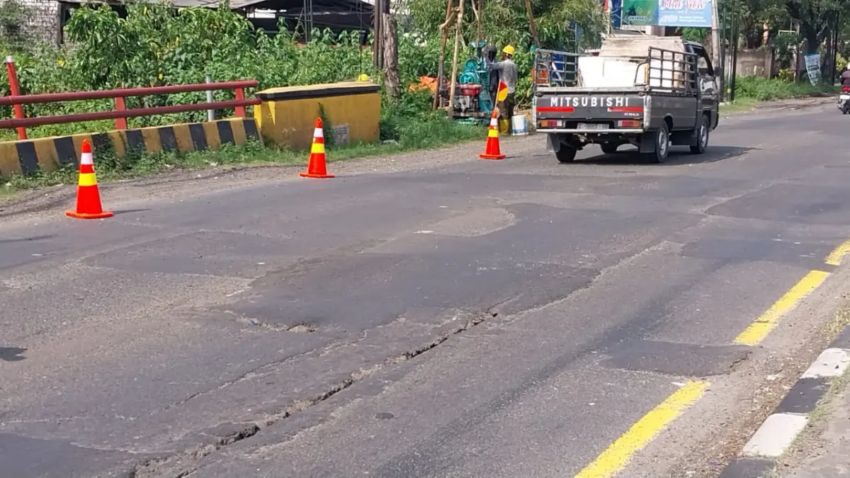 SEGERA DIBONGKAR BERTAHAP: Jembatan di Desa Kesambi, Kecamatan Pucuk mulai dibongkar 10 April.&nbsp;(Gamal A/Radar Lamongan) 