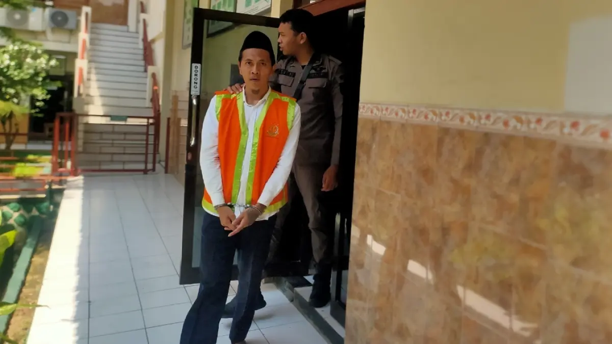 Terdakwa residivis peredaran pil dobel L, Warko menjalani sidang di PN Lamongan. (ASIP ALAFI/RADAR LAMONGAN)