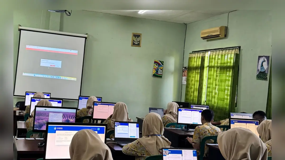 BERJALAN LANCAR: Tes kemampuan akademik yang dilaksanakan di SMPN 1 Lamongan tidak mengalami kendala.&nbsp;(Rika Ratmawati/Radar Lamongan) 