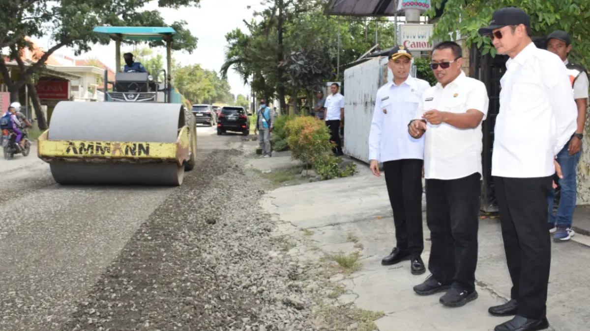 Bupati Yes bersama Wabup Dirham meninjau langsung proyek Jamula yang sedang berjalan. (DOK. HUMAS KOMINFO LAMONGAN/RADAR LAMONGAN)