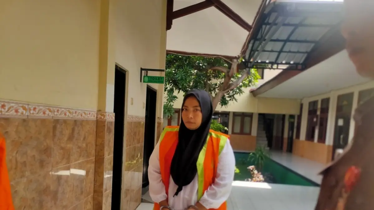 DIVONIS 1,5 TAHUN : Surati berseragam tahanan di Pengadilan Negeri Lamongan. Dia disidang karena terlibat kasus pencurian motor di Halaman UPT Disdik Bluluk. (Istimewa/Radar Lamongan) 