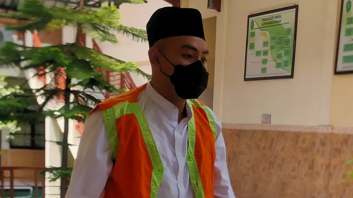 Terdakwa penambangan ilegal di luar WIUP, Muhammad&nbsp;Iqbal&nbsp;Hamdani menjalani sidang di PN Lamongan. (ISTIMEWA/RADAR LAMONGAN)