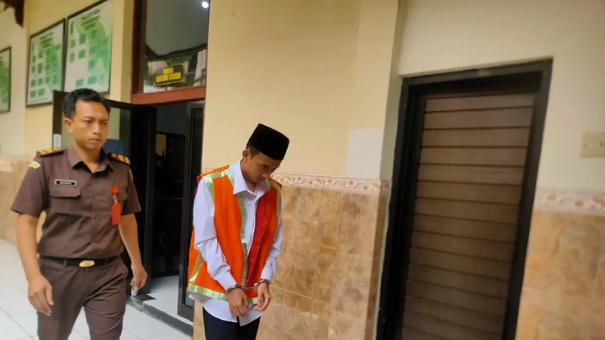 DINTUNTUT TUJUH TAHUN: M Zidan Apriliano Putra di Pengadilan Negeri Lamongan. Dia menjalani sidang kasus dugaan peredaran sabu — sabu. (Istimewa/Radar Lamongan) 
