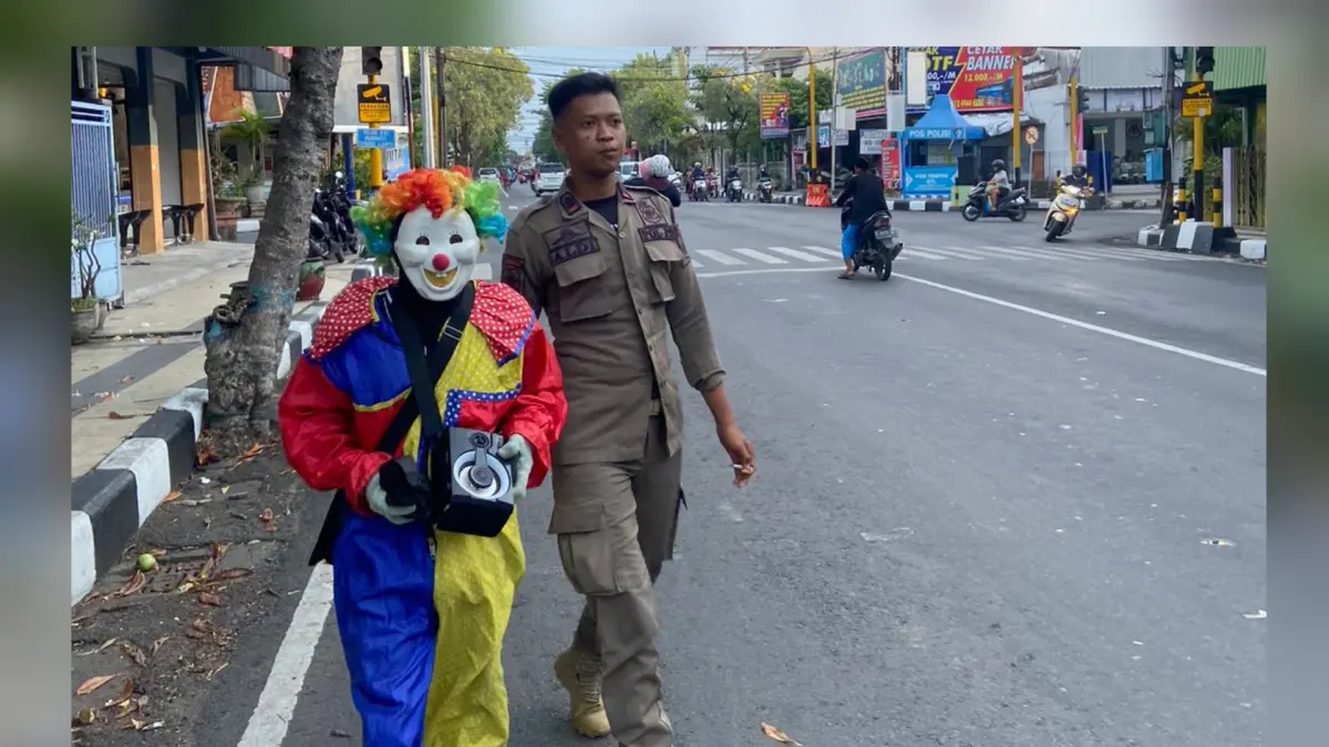 DIRAZIA SATPOL PP: Badut yang berada di traffic light digiring satpol PP.&nbsp; (Gamal A/Radar Lamongan) 