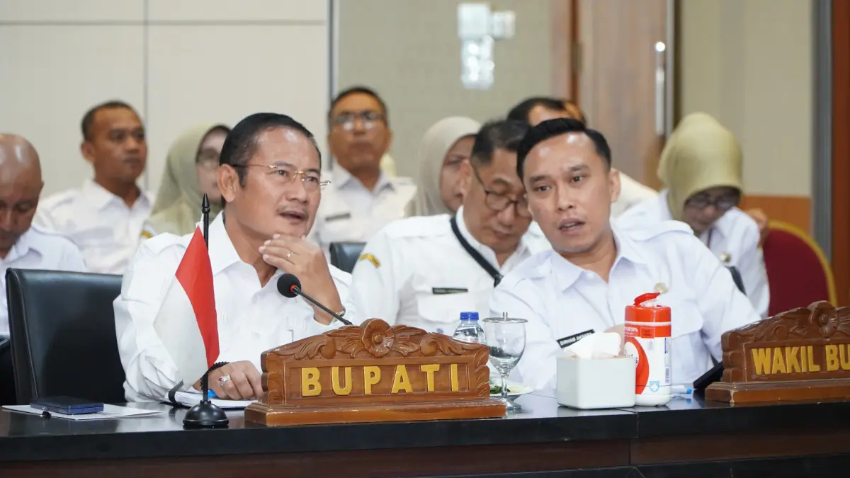 PRODUKTIVITAS TAK BOLEH KENDUR: Bupati Lamongan, Yuhronur Efendi, didampingi Wakil Bupati, Dirham Akbar Aksara, memimpin koordinasi dengan seluruh camat dan OPD melalui zoom meeting di ruang Command Center Pemkab Lamongan, kemarin (8/4) (Humas Kominfo/Radar Lamongan) 
