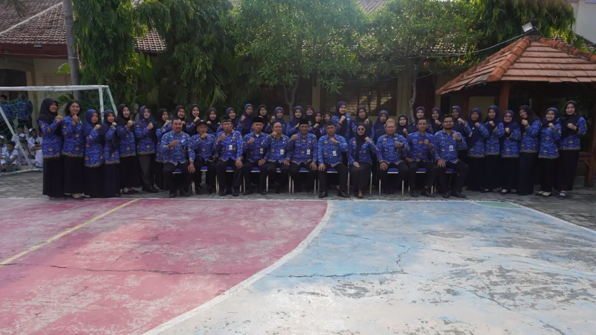 Jajaran guru SMAN 1 Bluluk memiliki dedikasi besar dalam kesuksesan siswa lolos SNBP. (ISTIMEWA/RADAR LAMONGAN)