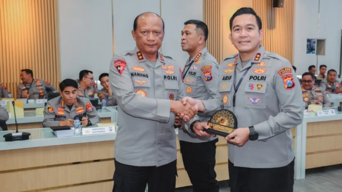 Kapolres Lamongan AKBP Arif Fazlurrahman saat menerima penghargaan yang diserahkan langsung oleh Kapolda Jawa Timur Irjen Pol Drs. Nanang Avianto. (ISTIMEWA/RADAR LAMONGAN)