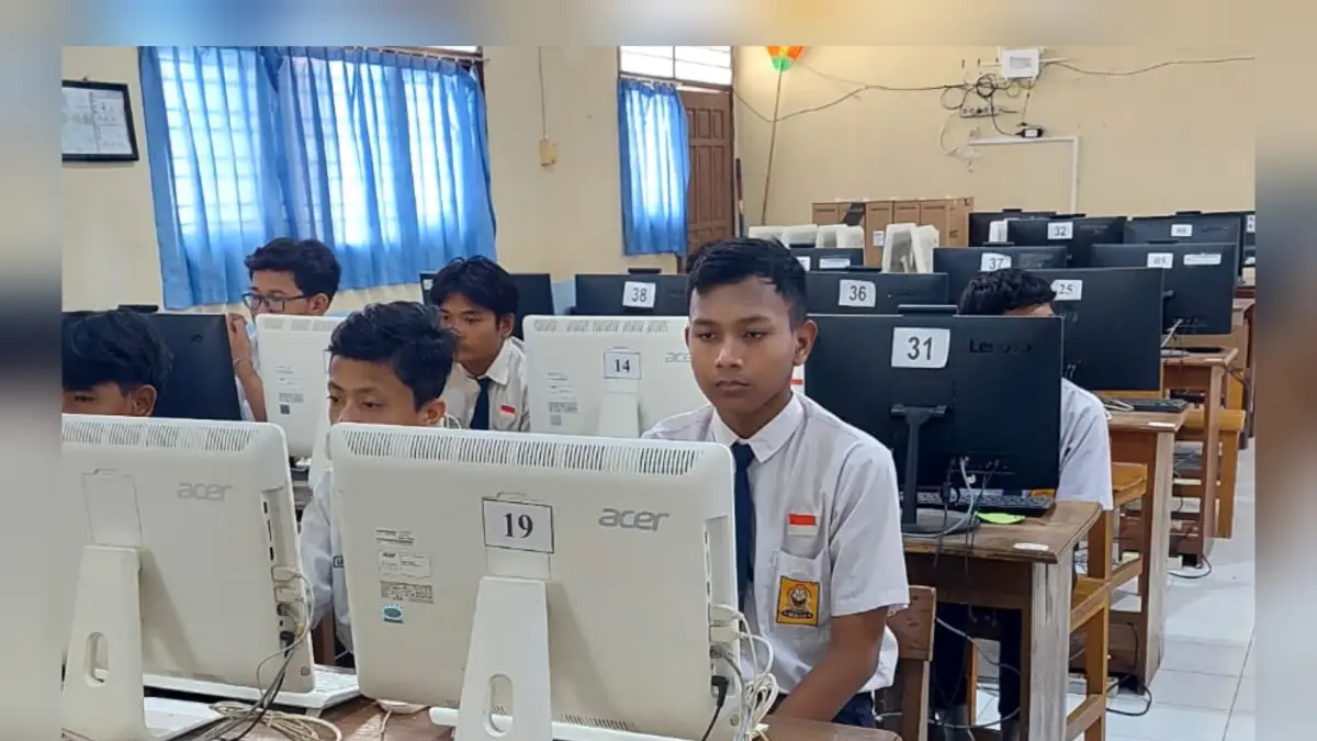 LANCAR: Pelaksanaan tes kemampuan akademik di SMPN 1 Babat.&nbsp;(Istimewa/Radar Lamongan) 