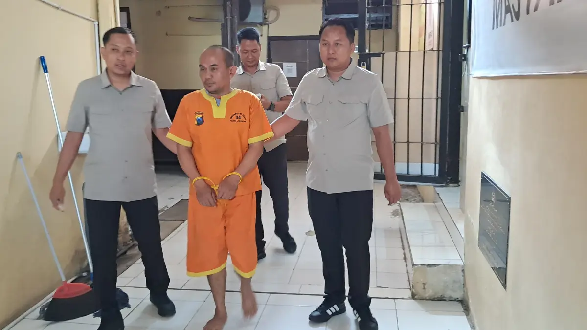 LINTAS KOTA: Didik Endriyanto, tersangka kasus pencurian HP milik personel PMK. (Gamal A/Radar Lamongan) 
