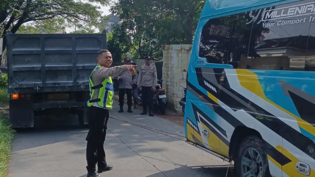 Petugas mengevakuasi minibus yang terjun ke sungai di Desa Blawi, Kecamatan Karangbinangun. (ISTIMEWA/RADAR LAMONGAN)