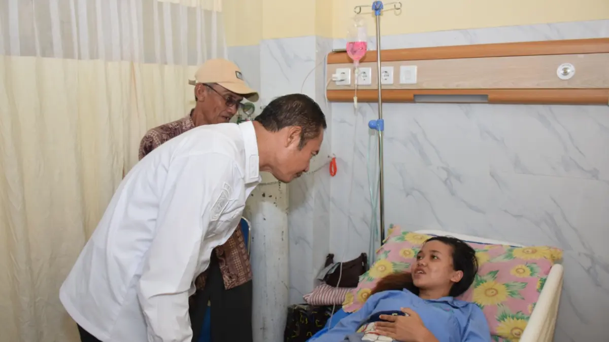 Usai meresmikan bangunan, Bupati Yes&nbsp;menjenguk pasien di Puskesmas Sukodadi. (ISTIMEWA/RADAR LAMONGAN)