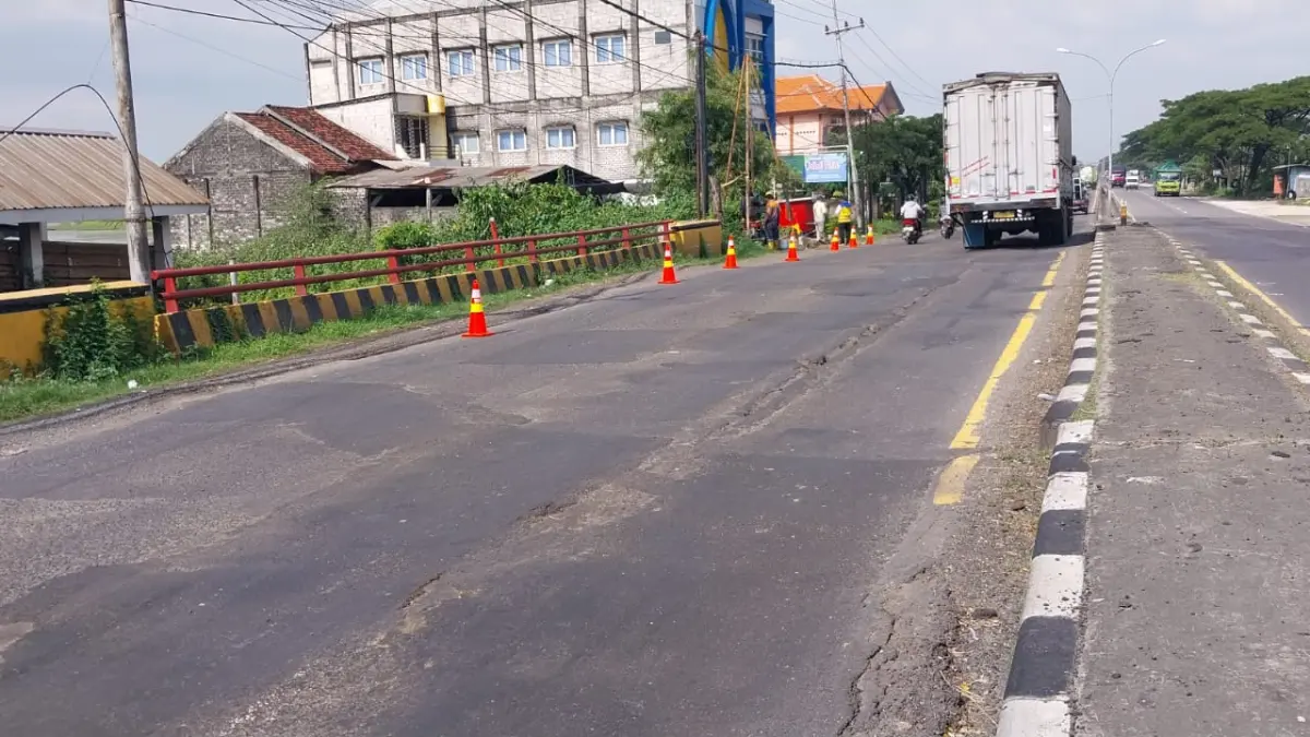SEGERA DIBONGKAR: Penanda dipasang di sekitar Jembatan Kesambi, Kecamatan Pucuk.&nbsp;(Gamal A/Radar Lamongan) 