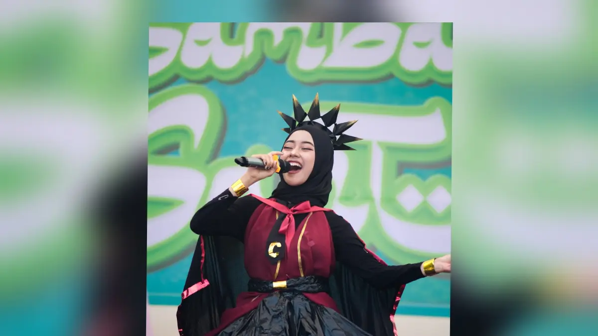 Mega Hannabell E saat bernyanyi disuatu acara. (Istimewa) 