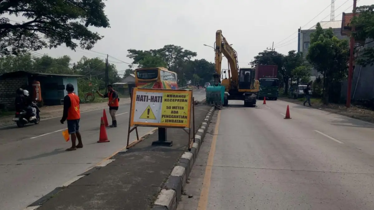 Proses pembongkaran median jalan sebagai persiapan proyek pembangunan jembatan di jalan nasional, tepatnya di Desa Kesambi, Kecamatan Pucuk. (GAMAL AYATULLAH/RDR.LMG)
