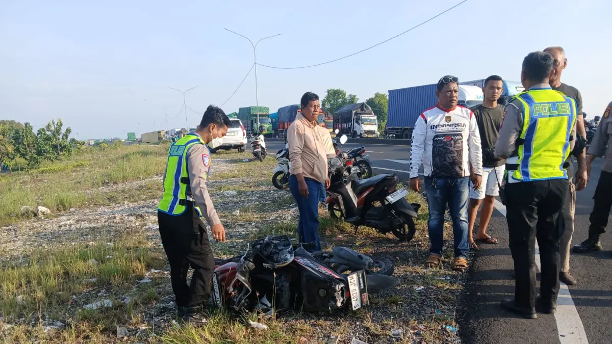 BARANG BUKTI: Motor S 4029 JCM setelah mengalami kecelakaan dengan mobil di perempatan JLU masuk Desa Dinoyo. (Gamal A/Radar Lamongan) 