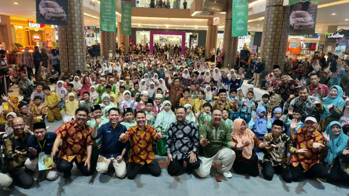 Bupati Yani bersama Kadispendik Gresik foto bersama peserta cerdas cermat. (ISTIMEWA/RADAR LAMONGAN)