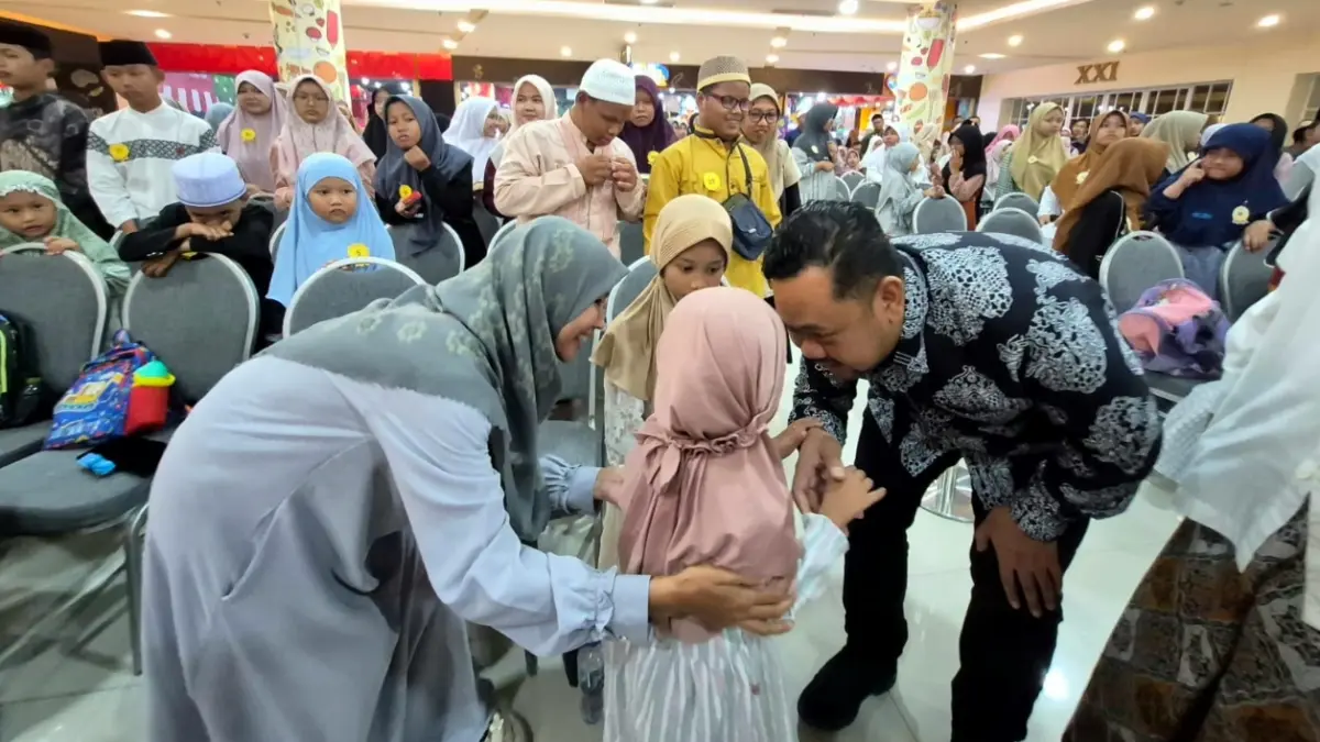 Bupati Yani memberikan semangat pada peserta tahfidz. (ISTIMEWA/RADAR LAMONGAN)
