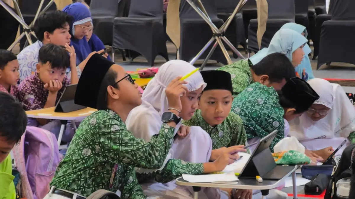 Peserta cerdas cermat konsentrasi menjawab pertanyaan. (ISTIMEWA/RADAR LAMONGAN)