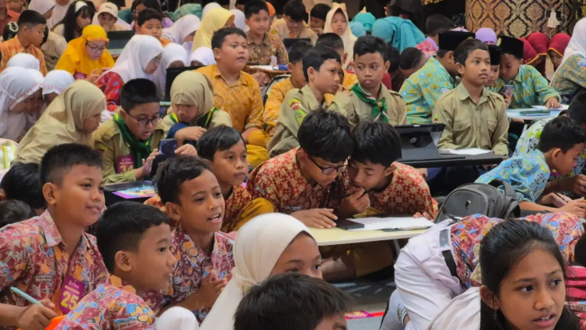 Peserta cerdas cermat serius menjawab pertanyaan. (IST./RADAR LAMONGAN)