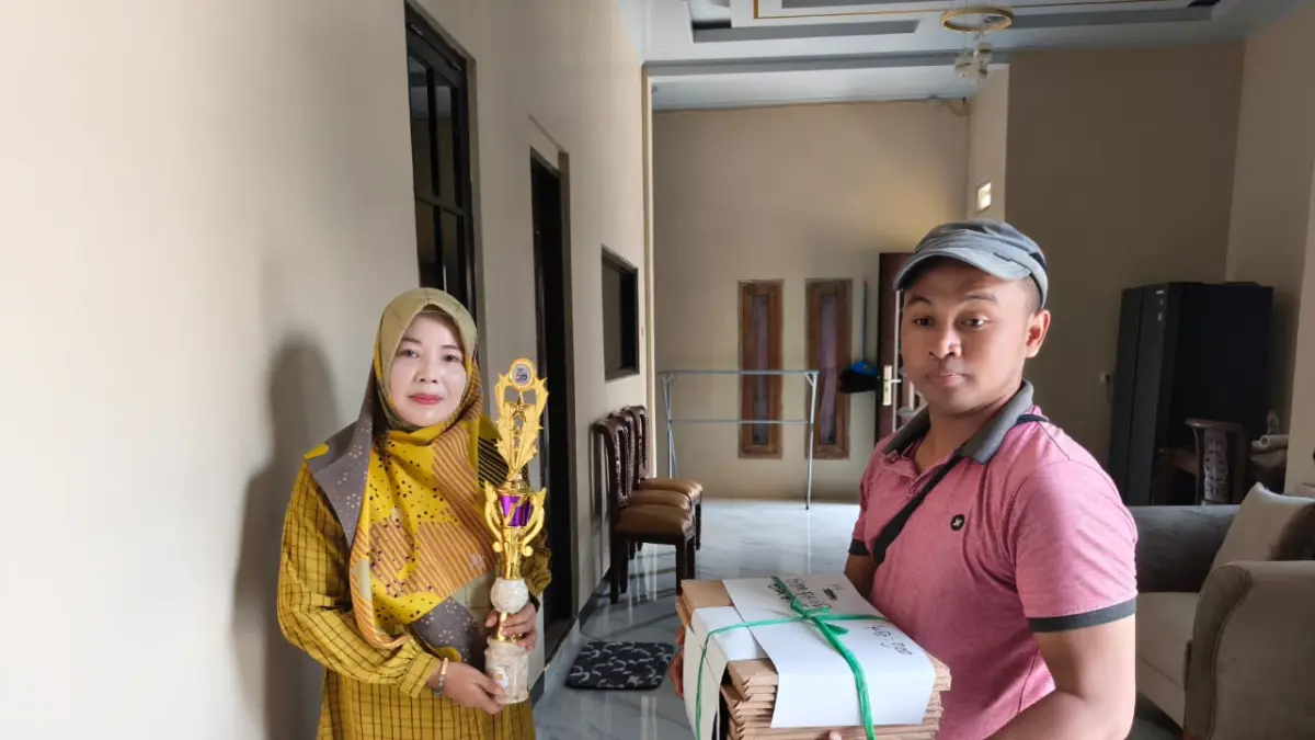 Ketua Panitia Festival 3M, Ahmad Asip Alafi saat menyerahkan naskah dan Piala kepada perwakilan Kecamatan. 