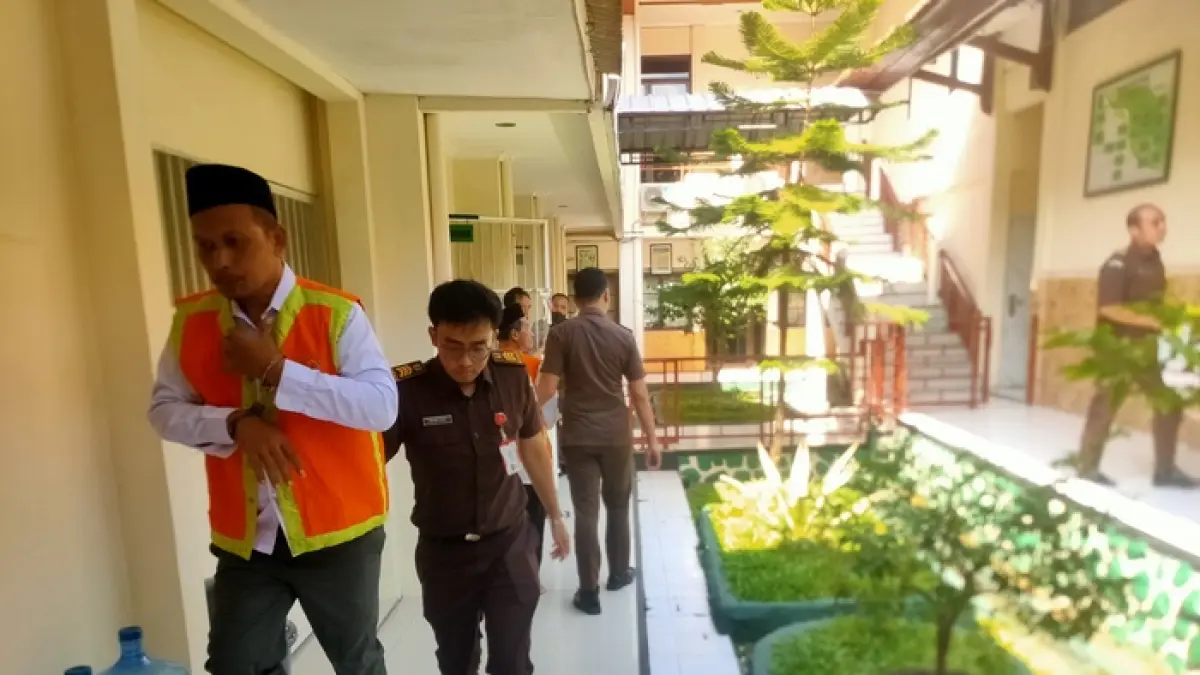 RESIDIVIS: Sutomo menjalani persidangan kasus peredaran sabu — sabu di Pengadilan Negeri Lamongan.&nbsp;(Istimewa/Radar Lamongan) 