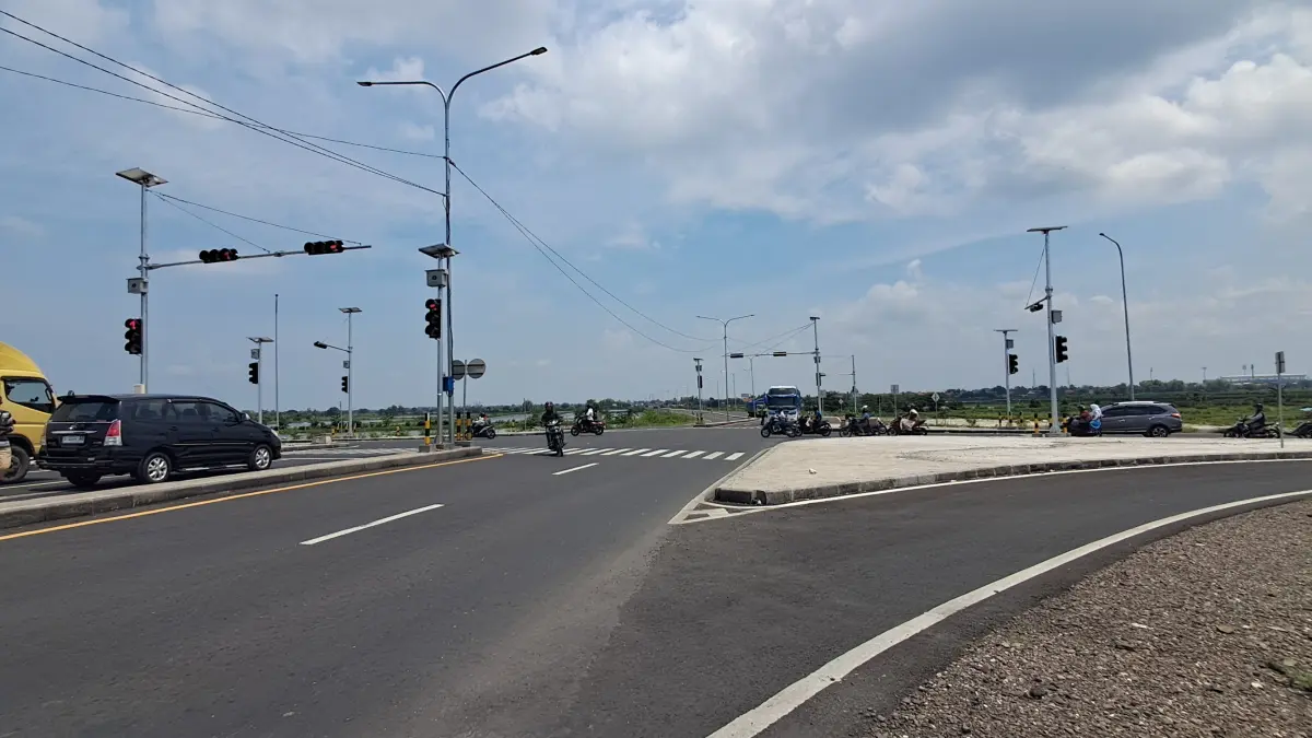 STATUS MASIH MENGGANTUNG: Jalan lingkar utara Lamongan yang berfungsi untuk mengurai kepadatan kendaraan di wilayah kota.&nbsp;(Gamal A/Radar Lamongan) 