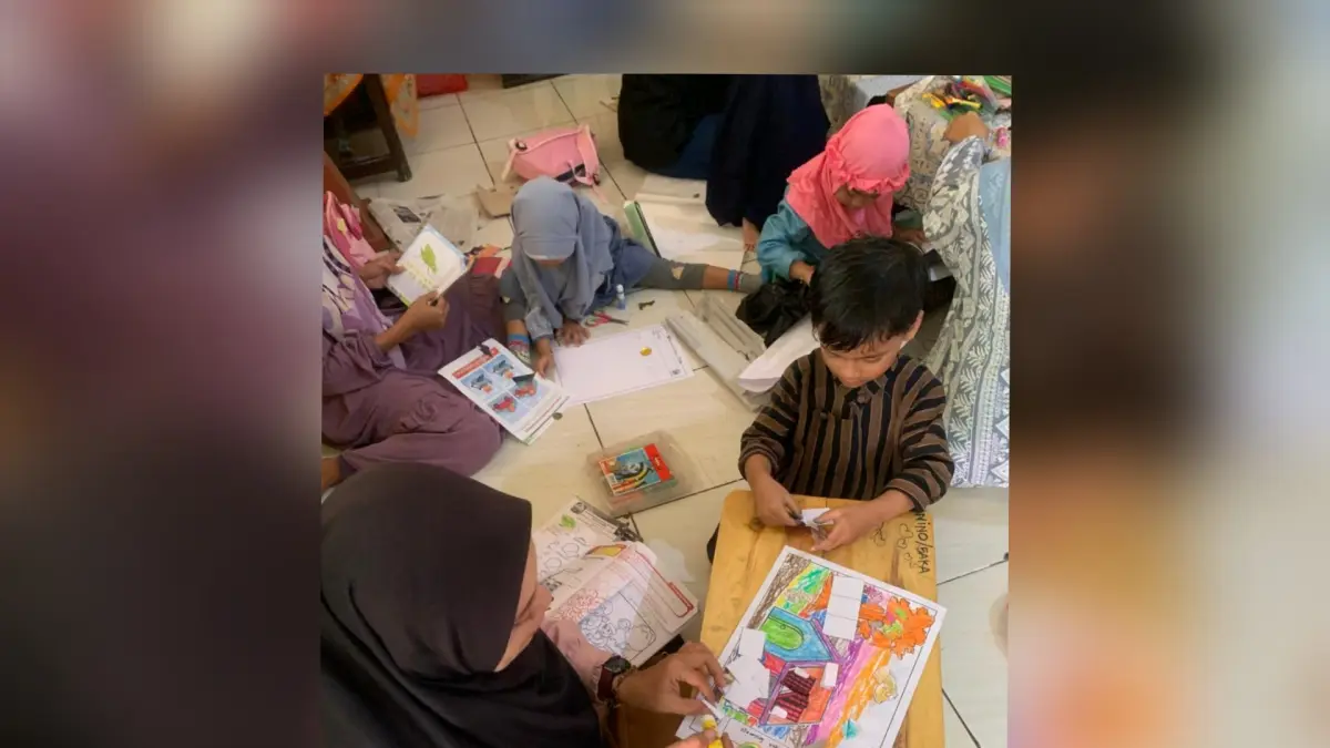 SEMANGAT : Anak Kelompok Bermain dan Bunda bersemangat menggunting, menempel, dan melipat pada festival 3M di salahsatu lembaga di Kecamatan Lamongan. (Istimewa/Radar Lamongan) 