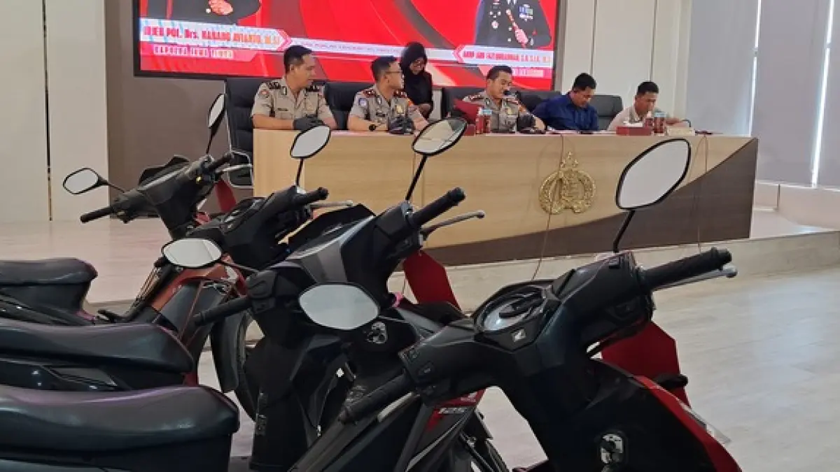 BARANG BUKTI : Motor - motor hasil curian yang berhasil diamankan dari komplotan Suparno diungkap Polres Lamongan. (Gamal A/Radar Lamongan) 