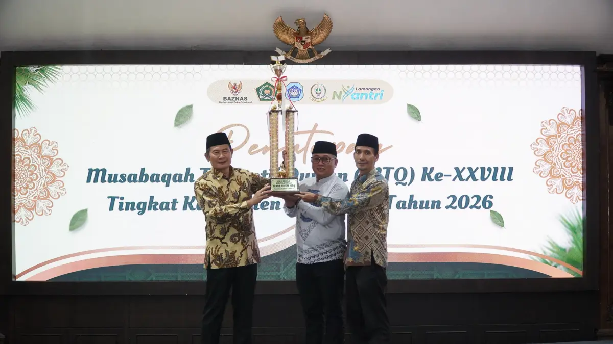 PENUTUPAN DI LEVEL KABUPATEN: Bupati Yes menyerahkan piala kepada juara MTQ Ke-28 Kabupaten Lamongan.&nbsp;(HUMAS KOMINFO/RADAR LMG) 