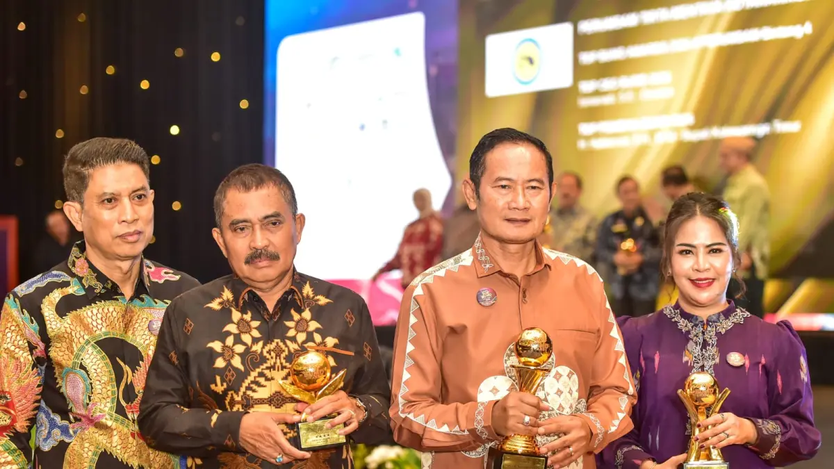 Bupati Lamongan Yuhronur Efendi (dua dari kanan) meraih penghargaan Top Pembina BUMD 2026, bersama Direktur Utama Bank Daerah Lamongan Nur Rahmawati, yang dinobatkan sebagai TOP CEO BUMD 2026, dan Hery Pranoto, Dewan Komisaris BDL yang membawa penghargaan TOP BUMD Bintang 4, serta Direktur Operasional dan Bisnis BDL Dedy R. Wibowo. (HUMAS KOMINFO.RDR.LMG/RADAR LAMONGAN)