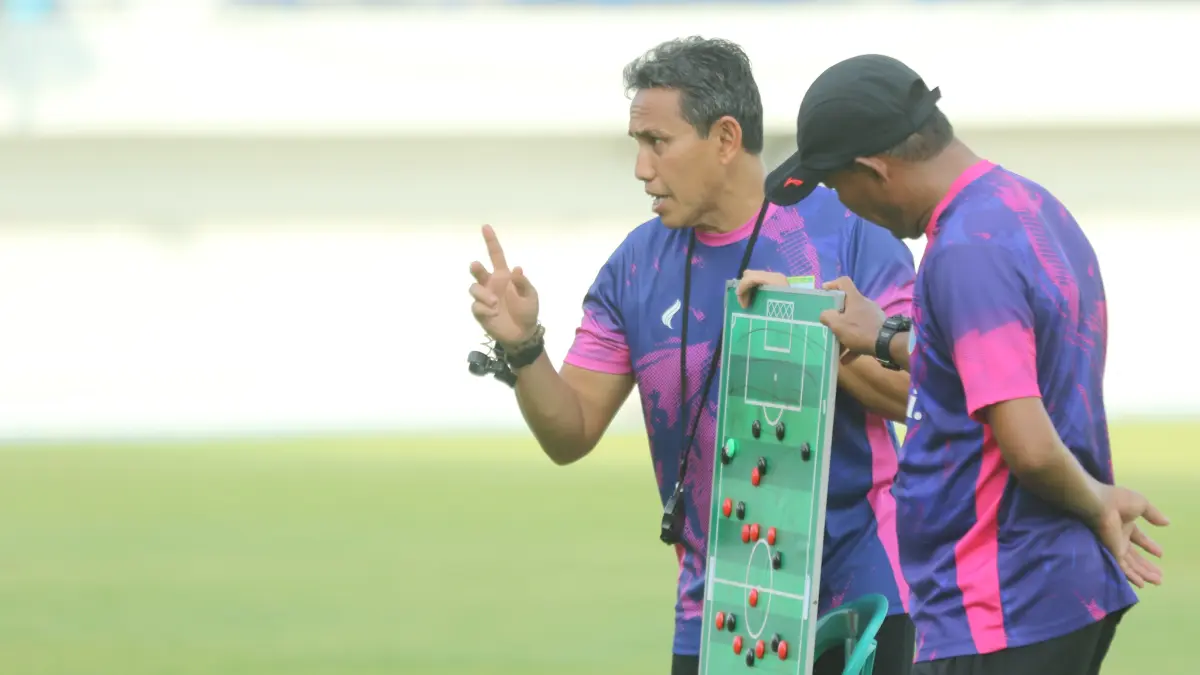CARI KADO ULTAH PERSELA: Pelatih Bima Sakti merancang strategi agar Persela menang di laga nanti sore. (DOK/RADAR LMG) 