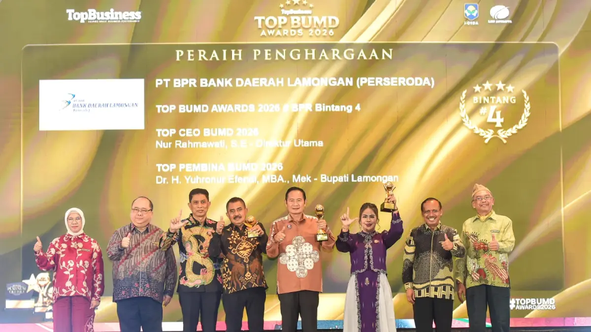 Peraih penghargaan, Bupati Lamongan Yuhronur Efendi sebagai Top Pembina BUMD 2026, Direktur Utama Bank Daerah Lamongan Nur Rahmawati sebagai TOP CEO BUMD 2026, dan BDL sebagai TOP BUMD Bintang 4 yang diwakili Hery Pranoto, saat naik ke panggung ajang Top BUMD Award 2026 di Hotel Raffles Jakarta, Senin (13/4). (HUMAS KOMINFO.RDR.LMG/RADAR LAMONGAN)