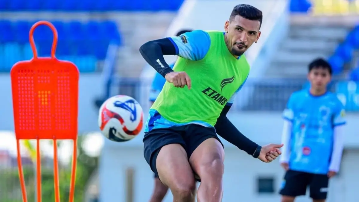 Daniel Goncalves mampu menunjukkan kepemimpinan di lini pertahanan Persela. (DOK. PERSELA FC/RADAR LAMONGAN)
