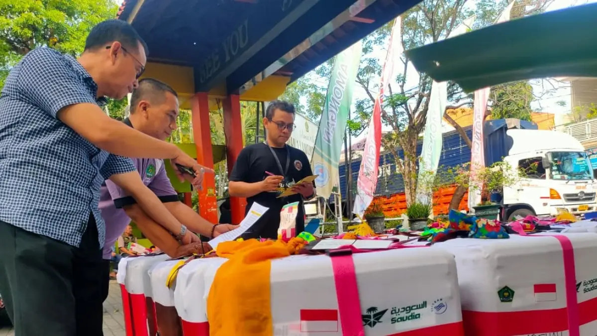 Seluruh koper CJH Lamongan bakal diangkut menggunakan delapan truk tronton ke Asrama Haji Surabaya. (ISTIMEWA/RADAR LAMONGAN)