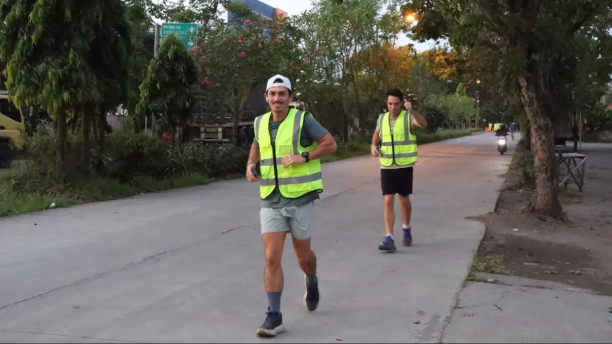 Lari maraton bertajuk Run for Rivers melintas di Kabupaten Lamongan. (ASIP ALAFI/RADAR LAMONGAN)