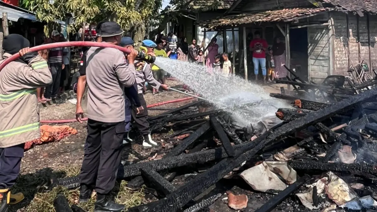 Rumah milik Masriah di Desa Sumurgenuk ludes dilahap si jago merah. (ISTIMEWA/RADAR LAMONGAN)