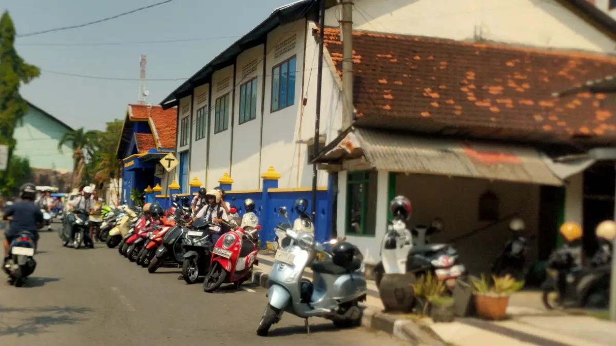 Salah satu parkir yang menggunakan badan jalan mendapat sorotan dari DPRD Lamongan. (ASIP ALAFI/RADAR LAMONGAN)