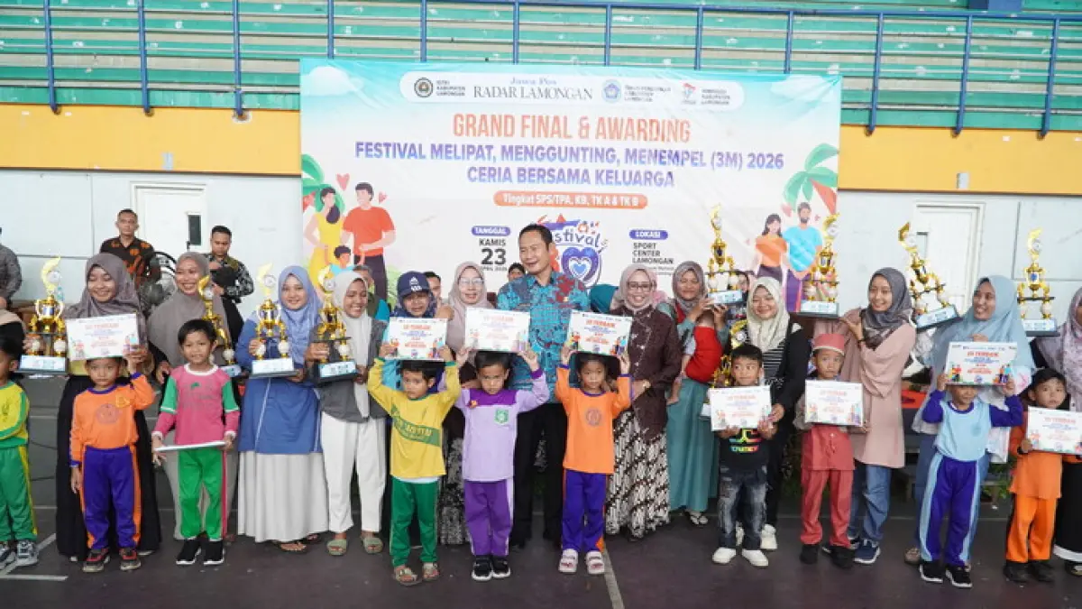 CERIA: Bupati Yes bersama anak dan ibu sepuluh terbaik TK B pada Festival 3M di Sport Center Lamongan. Para ayah memilih memfoto momen tersebut.(Humas Kominfo/Radar Lamongan)&nbsp;
