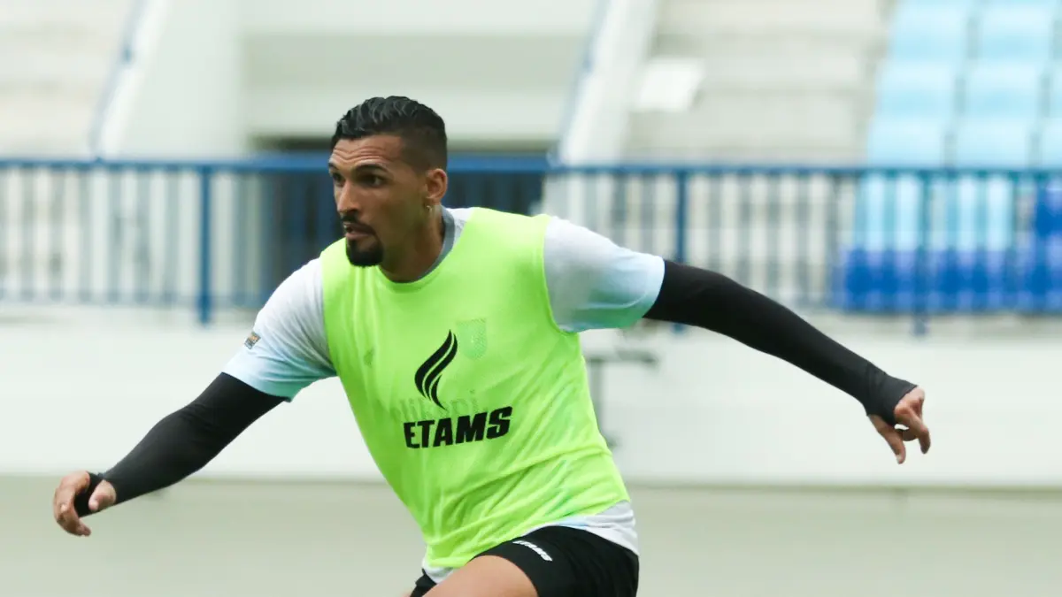 LAGA HOME TERAKHIR: Bek asing Persela, Daniel Goncalves, siap menahan gempuran dari pemain Barito Putera pada laga nanti sore di Stadion Surajaya Lamongan.&nbsp;(Dokumen/Radar Lamongan) 