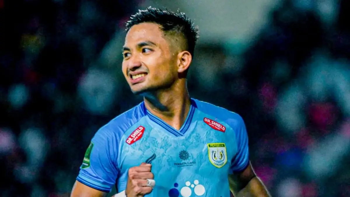 M. Hambali Tholib mencetak gol ke gawang Barito Putera melalui tendangan bebas. (DOK. PERSELA FC/RADAR LAMONGAN)