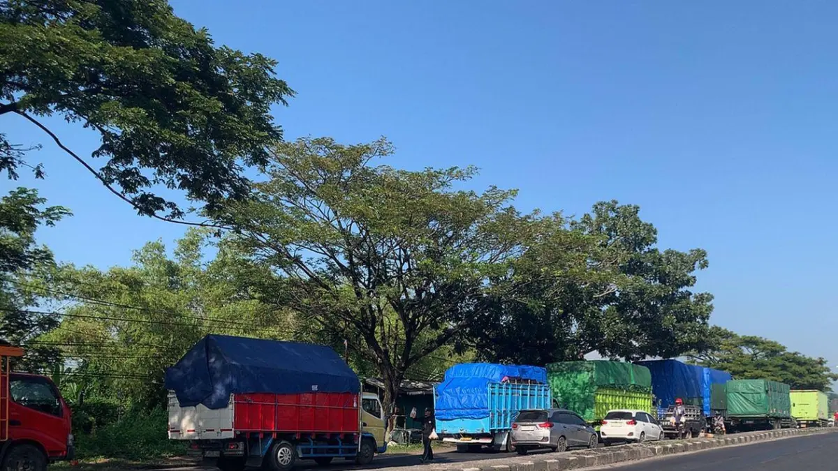 MEMANJANG: Truk — truk tak bisa bergerak karena mengalami kemacetan akibat adanya kecelakaan di Widang dan perbaikan Jembatan Kesambi yang belum tuntas.&nbsp;(GAMAL A/RDR.LMG) 