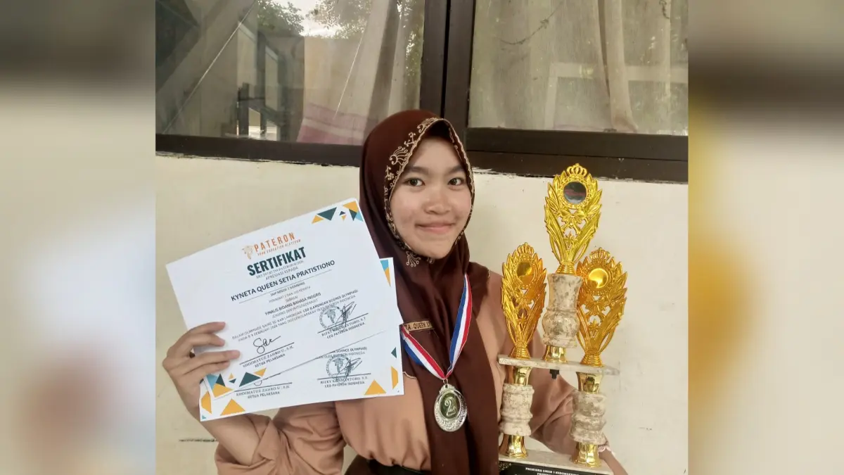 BERPRESTASI: Kyneta Queen Setia Pratistiono membawa piala dan piagam penghargaan yang diraihnya.&nbsp;(Istimewa/Radar Lamongan) 