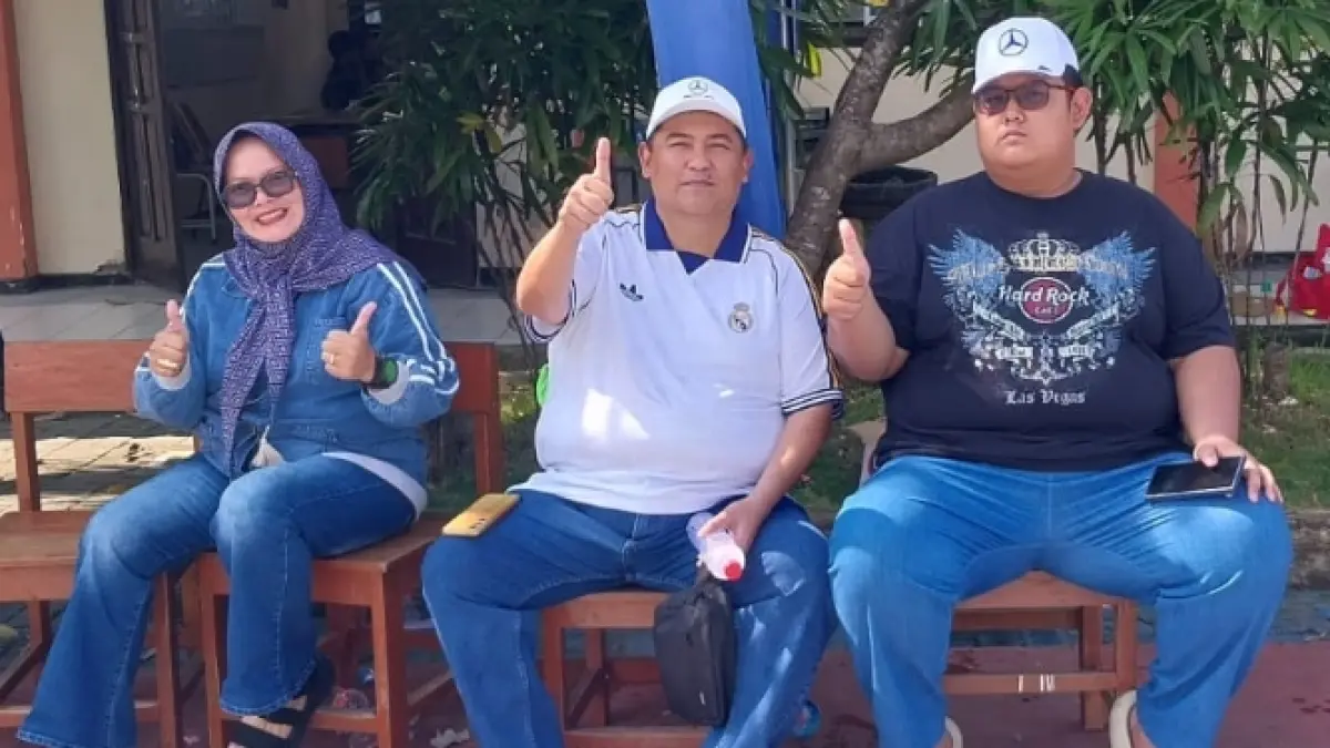 Ketua Yayasan Sabilillah Lamongan H. Ongki Wijaya Ismail Putra, ST, dan&nbsp;Kepala MTs Unggulan Sabilillah Lamongan, Ustazah Novianti Agustina hadir langsung menyaksikan pertandingan dan memberikan motivasi. (ASIP ALAFI/RADAR LAMONGAN)