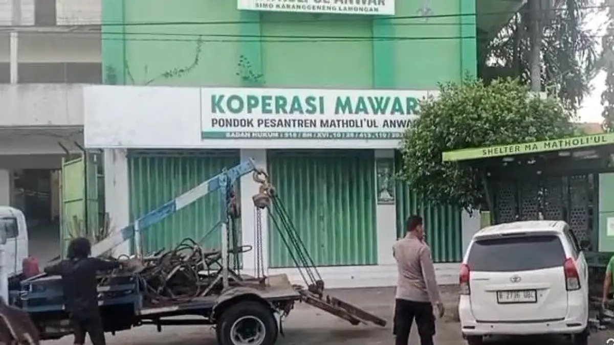 Petugas mengevakuasi mobil yang menabrak halte bus Trans Jatim di Kecamatan Karanggeneng. (ISTIMEWA/RADAR LAMONGAN)